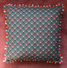 Load image into Gallery viewer, 50x50 Fan &amp; Pompom Cushion

